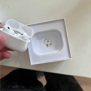 Apple White Wireless Earbuds with Charging Case